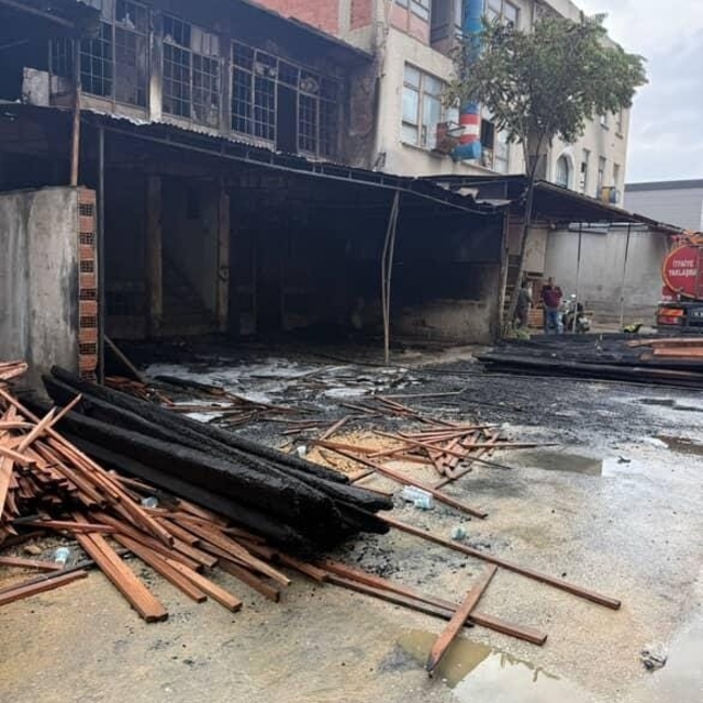 Mobilya imalathanesi yangında kullanılamaz hale geldi