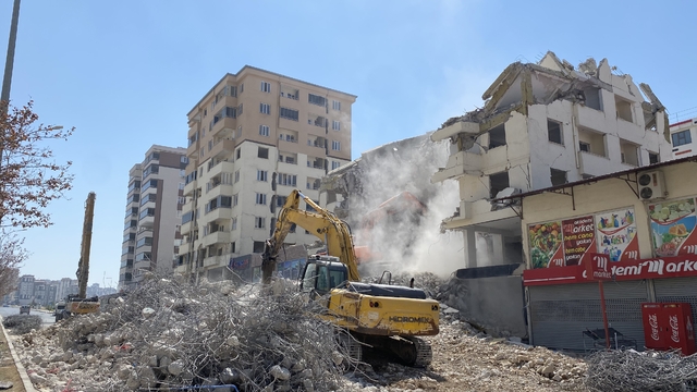 Kahramanmaraş'ta ağır hasarlı binaların yıkımı sürüyor