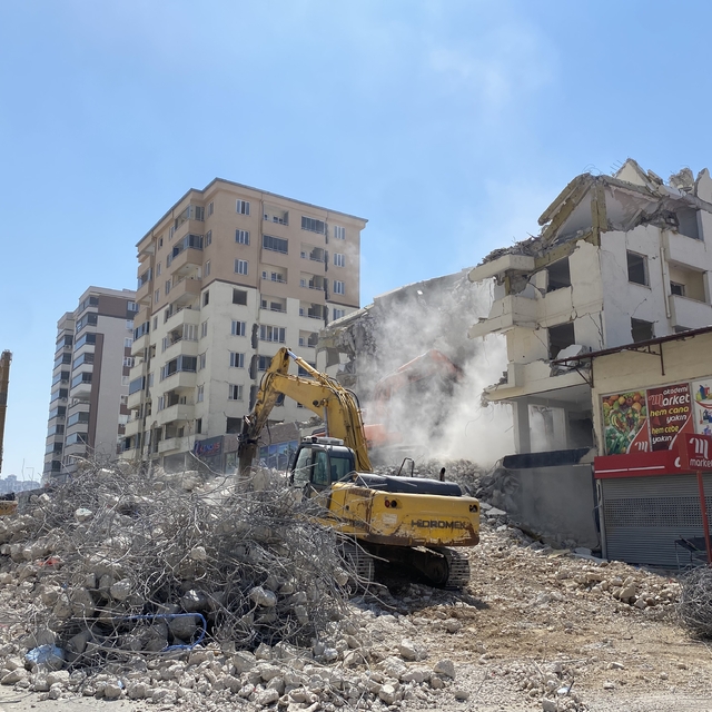 Kahramanmaraş'ta ağır hasarlı binaların yıkımı sürüyor