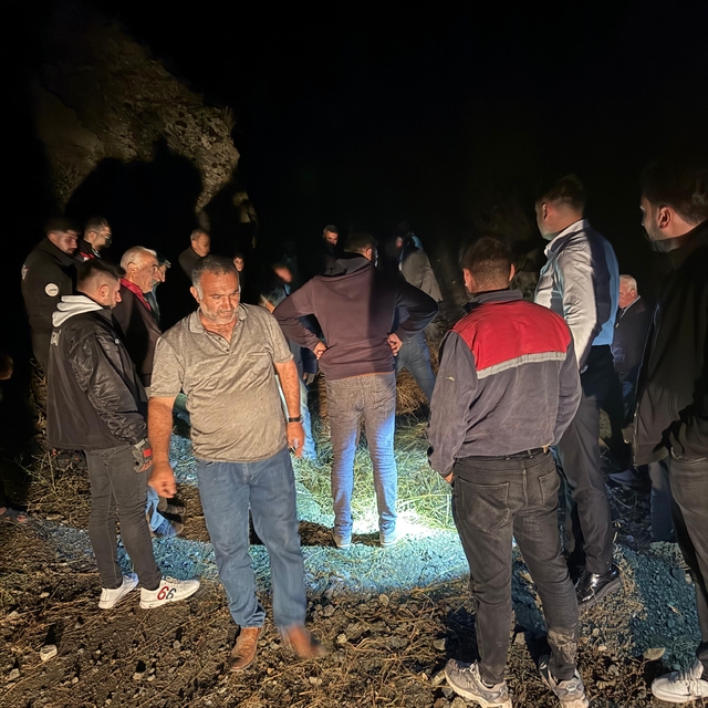 Kars'ta yaylada ölen kişinin cenazesi ekiplerin 4 saatlik çalışmasıyla köyü...