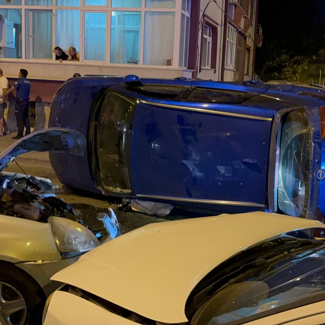 Tekirdağ'da 3 otomobilin karıştığı kazada 3 kişi yaralandı