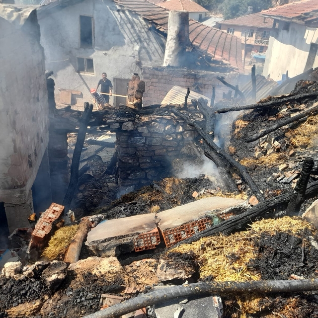 Tokat'ta çıkan yangında ev ve samanlık kullanılamaz hale geldi