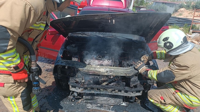 Hatay'da otomobilde çıkan yangın söndürüldü