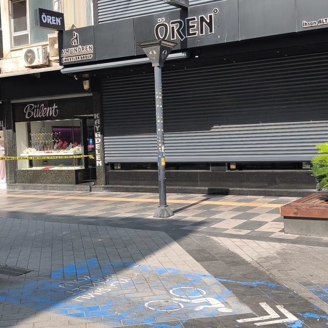 Maskeli 4 kişi, kuyumcu dükkanını soydu