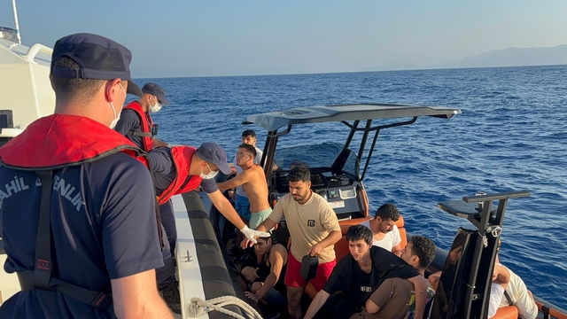 Muğla açıklarında 17 düzensiz göçmen kurtarıldı