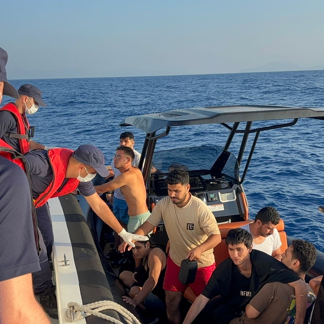 Muğla açıklarında 17 düzensiz göçmen kurtarıldı