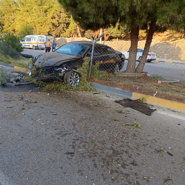 Gaziantep'te orta refüje çarpan otomobildeki 3 kişi yaralandı