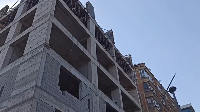 Yürürken inşaat halindeki binadan başına briket düştü