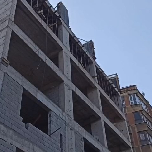 Yürürken inşaat halindeki binadan başına briket düştü