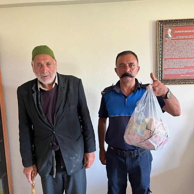Kars'ta dilencinin üzerinden çıkan poşet dolusu para zabıta ekiplerini şaşı...