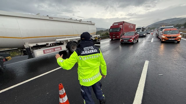 Düzce'de otoyolda zincirleme kaza: 1 ölü, 2 yaralı