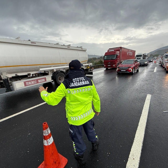 Düzce'de otoyolda zincirleme kaza: 1 ölü, 2 yaralı
