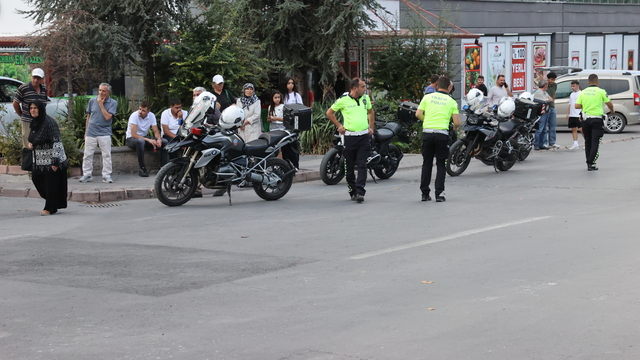 Kayseri'de devrilen motosikletteki 2 yunus polisi yaralandı