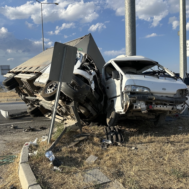 Çorum'da kamyonetle minibüsün çarpışması sonucu 5 kişi yaralandı