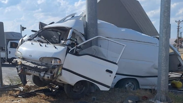 Çorum'da 2 kamyonet çarpıştı; 5 yaralı