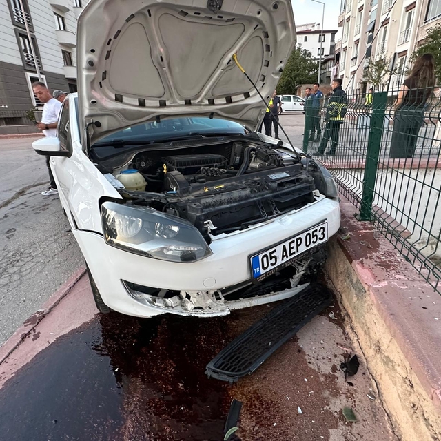 Amasya'da iki otomobilin çarpıştığı kazada 3 kişi yaralandı