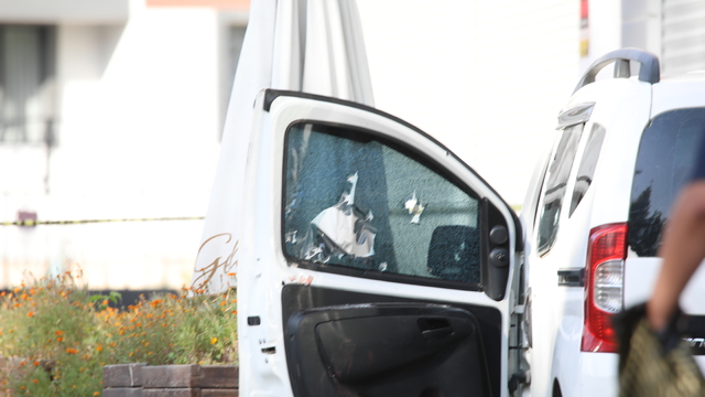 Araçlarında otururken kurşun yağmuruna tutulan 2 kardeş, öldü