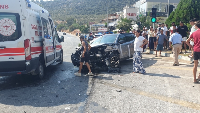 Antalya'da iki otomobilin çarpıştığı kazada 1 kişi yaralandı