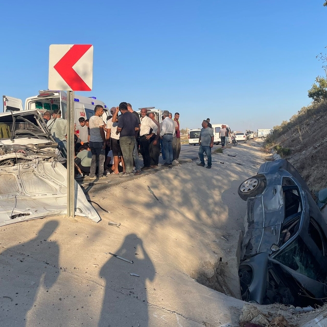 Hatay'da iki otomobilin çarpıştığı kazada 4 kişi yaralandı