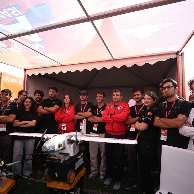 TEKNOFEST Yönetim Kurulu Başkanı Bayraktar Savaşan İHA Yarışması'nda gençle...