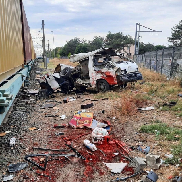 Trenin hemzemin geçitte çarptığı minibüsün sürücüsü yaralandı