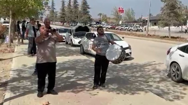 Direksiyon sınavını kazandı, sevincini davul- zurna eşliğinde kutladı; o anlar kamerada