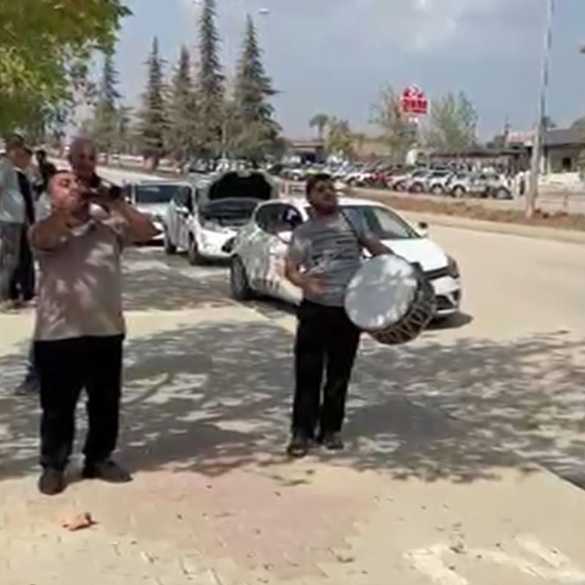 Direksiyon sınavını kazandı, sevincini davul- zurna eşliğinde kutladı; o an...