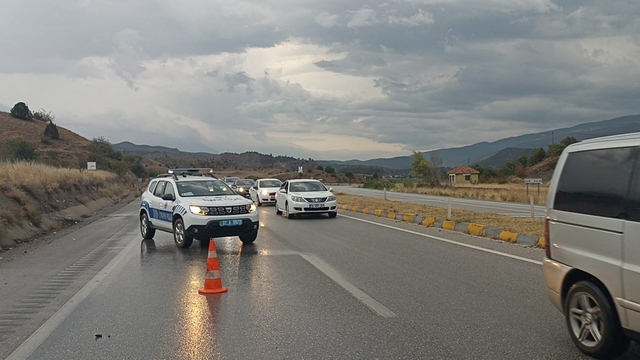 Kastamonu'da hafif ticari araç refüje çarptı; 1 ölü, 4 yaralı