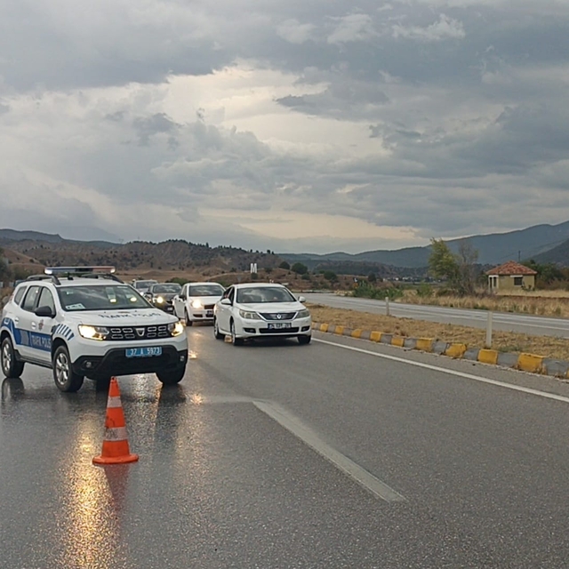 Kastamonu'da hafif ticari araç refüje çarptı; 1 ölü, 4 yaralı