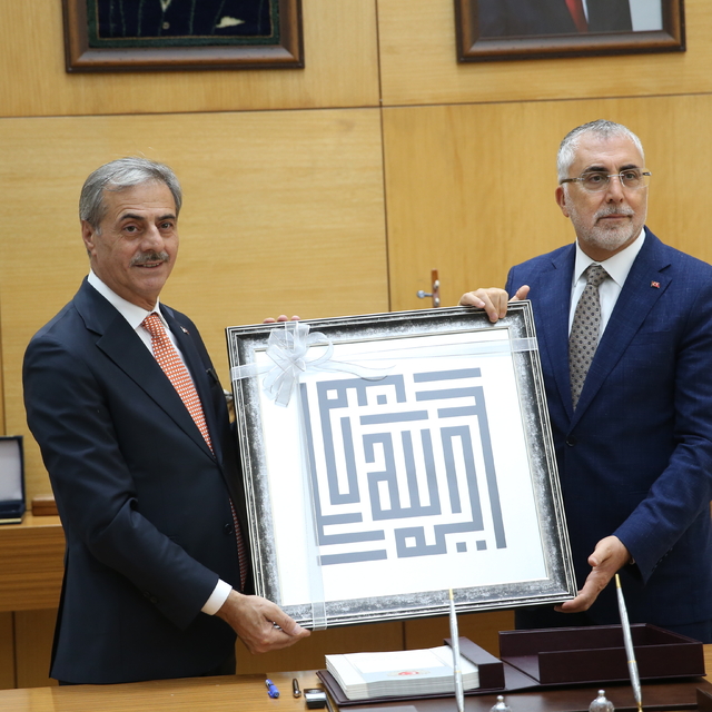 Çalışma ve Sosyal Güvenlik Bakanı Işıkhan, Sakarya'da girişimci kadınlarla...