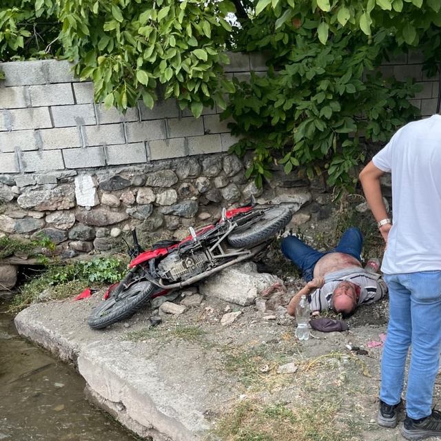 Kars'ta polisten kaçan motosikletin sürücüsü kaza yapınca yakalandı
