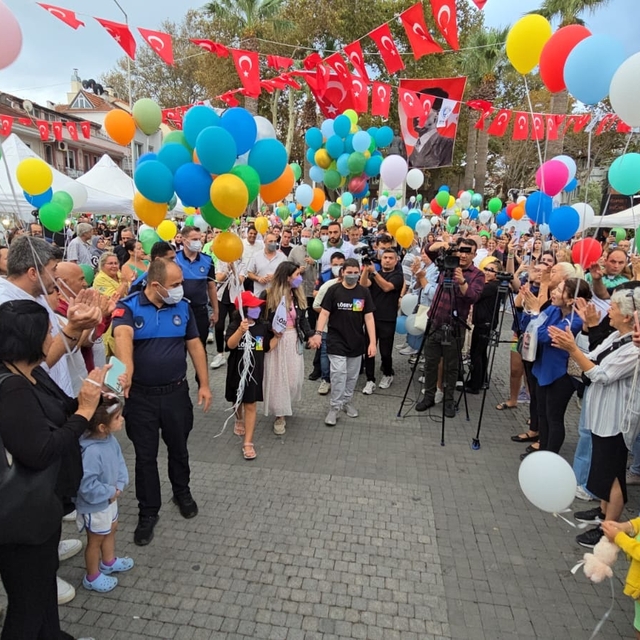 Lösemiyi yenen 11 yaşındaki Ali Demir, yüzlerce balonla karşılandı