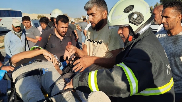 Hatay'da 2 otomobil çarpıştı; 4 yaralı
