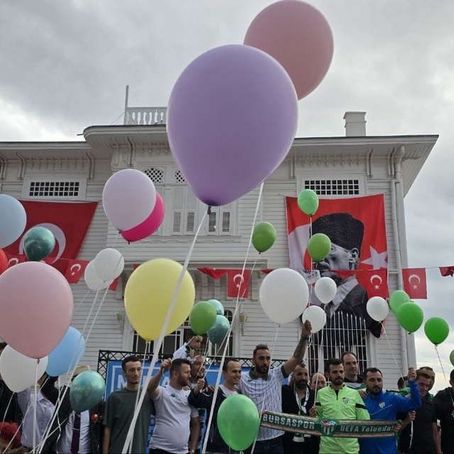 Bursa'da lösemiyi yenen 11 yaşındaki Ali Demir için gökyüzüne balonlar bıra...
