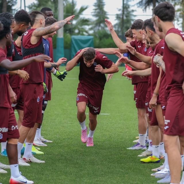 Trabzonspor'un yeni transferi Ernest Muçi ilk antrenmanına çıktı