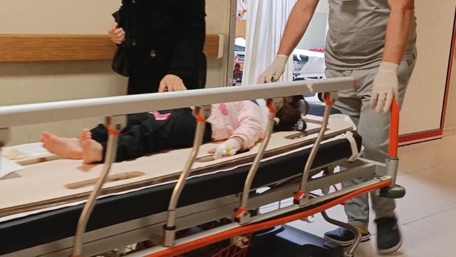 Bursa'da, 1'inci kattaki balkondan düşen 2 yaşındaki çocuk yaralandı