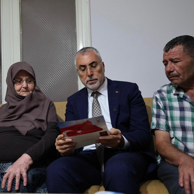 Bakan Işıkhan, şehit ailesini ziyaretinde Cumhurbaşkanı Erdoğan'ın "Terörsü...