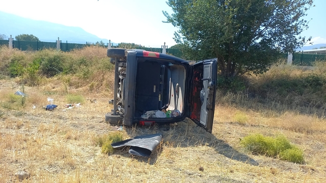 Yunusemre'de devrilen hafif ticari aracın sürücüsü yaralandı