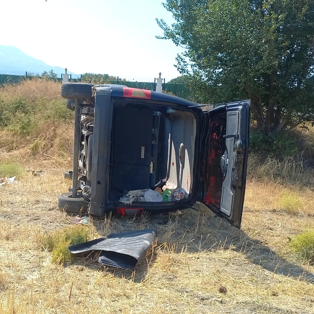 Yunusemre'de devrilen hafif ticari aracın sürücüsü yaralandı