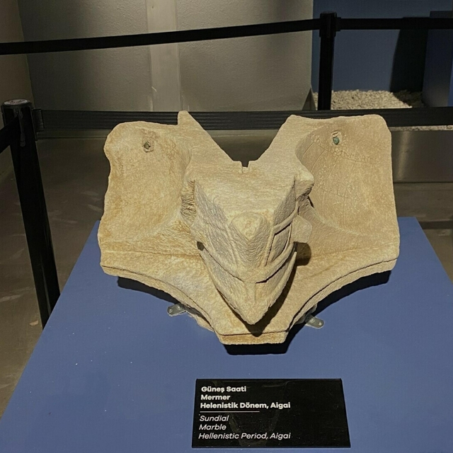 Aigai Antik Kenti'nde 2 bin 200 yıllık güneş saati bulundu