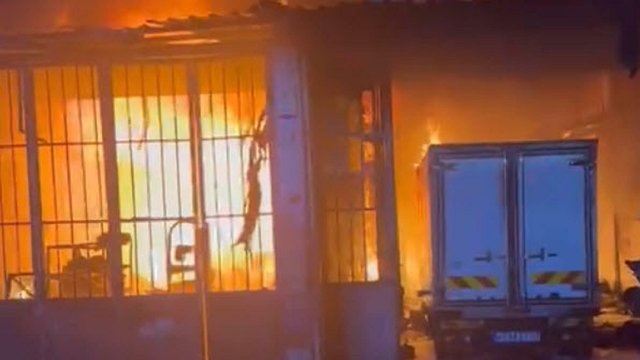 Sanayi sitesindeki yangında 8 iş yeri ve 3 araç kullanılamaz hale geldi