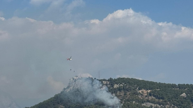 Antalya'da çıkan orman yangınına müdahale ediliyor