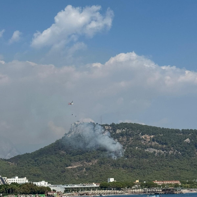 Antalya'da çıkan orman yangınına müdahale ediliyor
