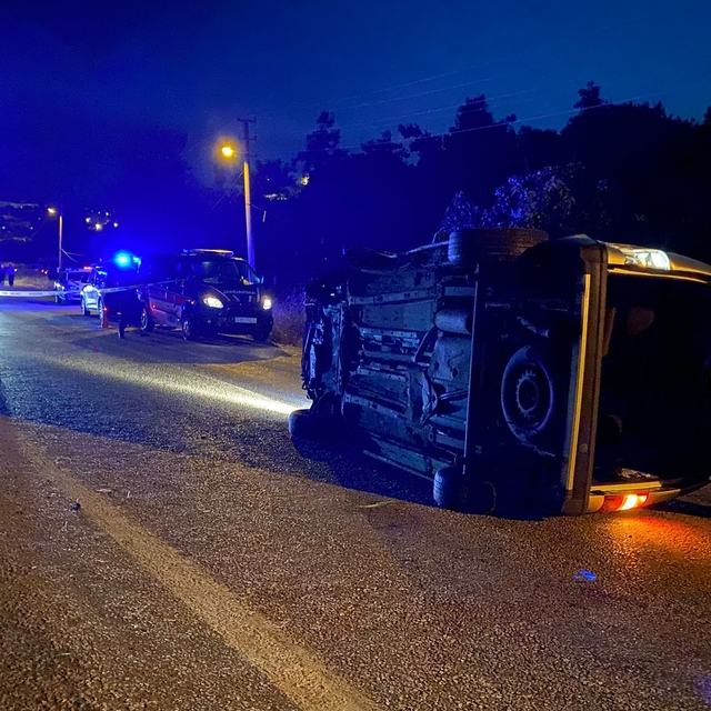 Balıkesir'de elektrik direğine çarpan otomobildeki uzman çavuş öldü, 1 kişi...