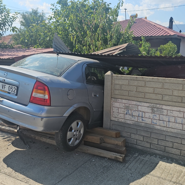 Erzincan'da bahçe duvarına çarpan otomobilin sürücüsü yaralandı
