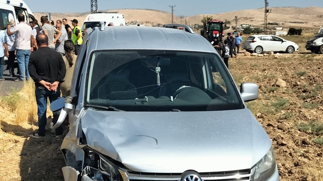 Mardin'de motosiklet ile hafif ticari araç çarpıştı, 4 kişi yaralandı