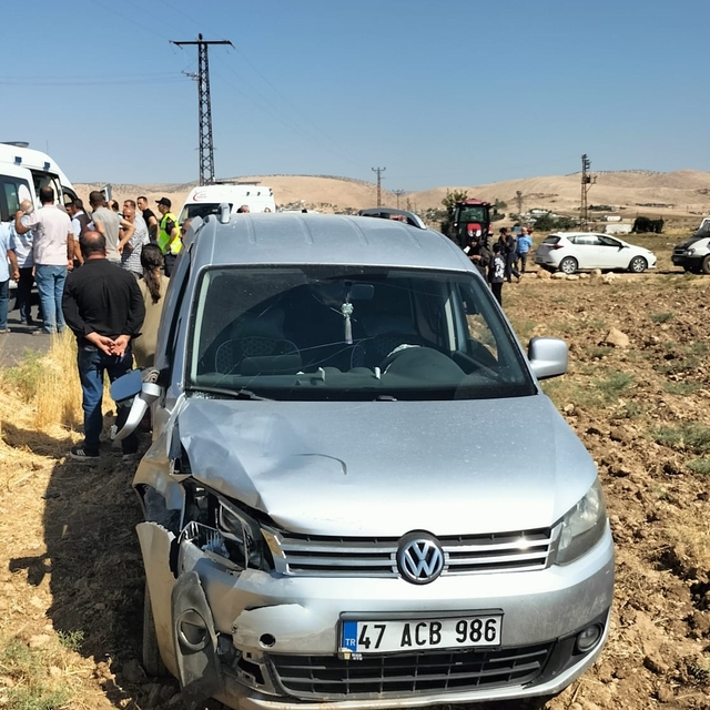 Mardin'de motosiklet ile hafif ticari araç çarpıştı, 4 kişi yaralandı