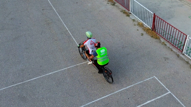 Bilecik'te görme engelliler kılavuz sürücü eşliğinde pedal çevirdi