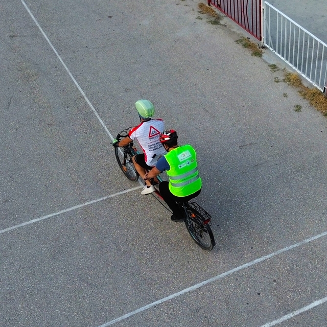 Bilecik'te görme engelliler kılavuz sürücü eşliğinde pedal çevirdi