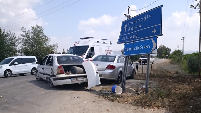 Kavşakta otomobillerin çarpıştığı kaza kamerada; biri bebek 4 yaralı
